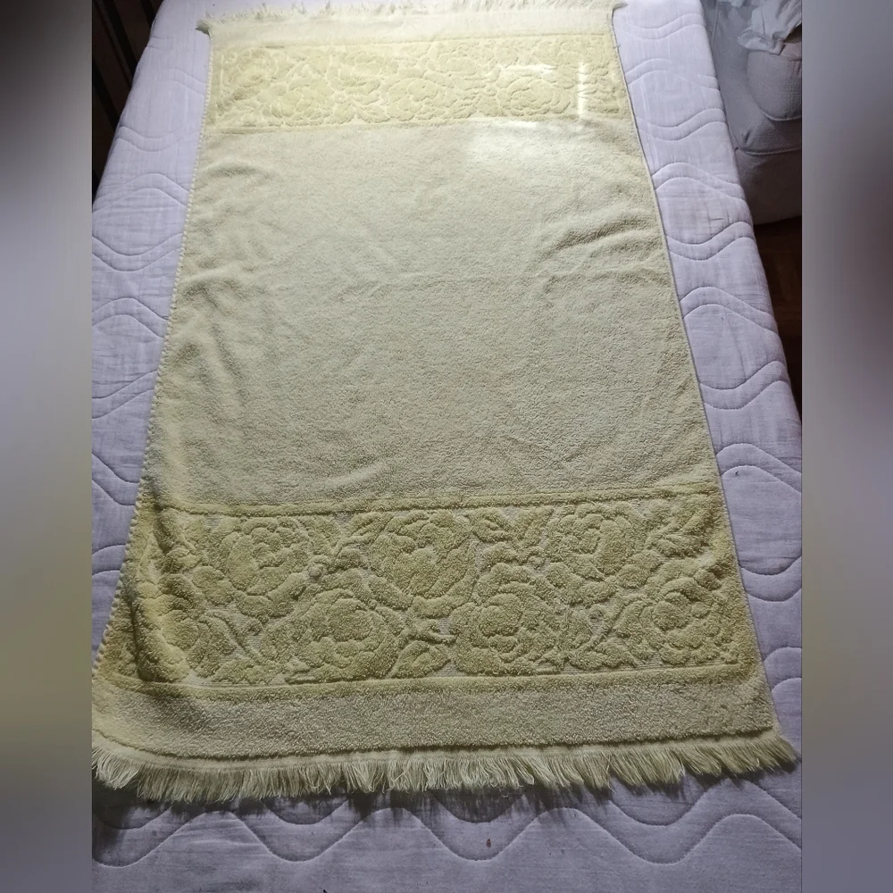 Vintage Yellow Fieldcrest All Cotton Face Bath Towel sculpted floral